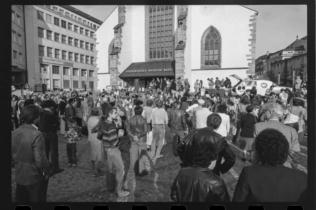 1983 demonstrierte die Schweizerische Friedensbewegung auf dem Barfüsserplatz.